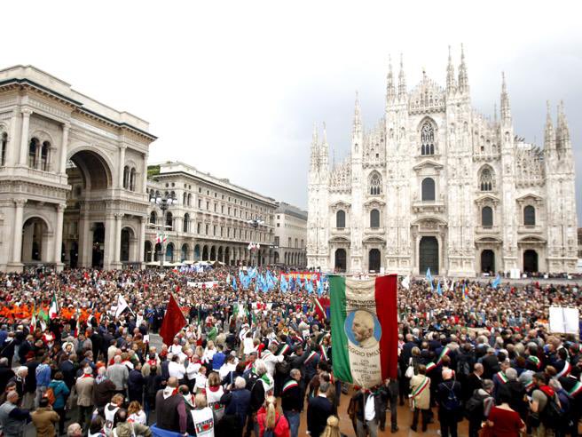 Vecchi e nuovi milanesi per affermare che l’#Italia e la #libertà sono figli della #Resistenza e della #Costituzione antifascista <a href="/santegidionews/">Comunità di Sant'Egidio</a>