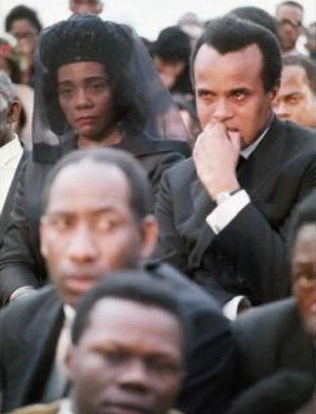 When I was a child, #HarryBelafonte showed up for my family in very compassionate ways. 

In fact, he paid for the babysitter for me and my siblings. 

Here he is mourning with my mother at the funeral service for my father at Morehouse College. 

I won’t forget…Rest well, sir.
