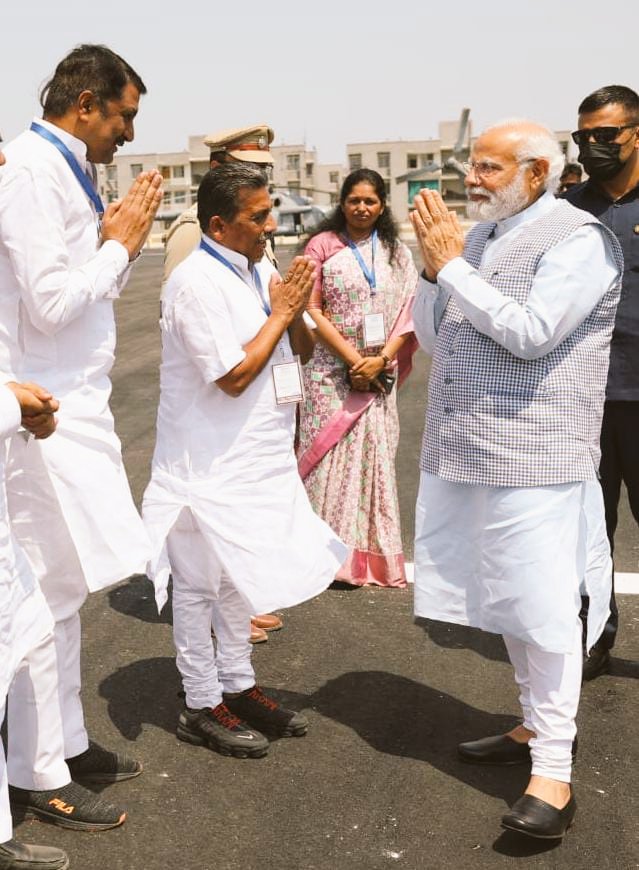 DoliSubhash's tweet photo. #गौरवशाली_क्षण
विश्व के सर्वाधिक लोकप्रिय नेता, भारत के यशस्वी प्रधानमंत्री आदरणीय @narendramodi जी के रीवा में आयोजित पंचायती राज सम्मेलन के भव्य आयोजन के उपरांत जाते समय हेलीपैड पर आशीर्वाद प्राप्त किया।
@BJP4MP @ChouhanShivraj @vdsharmabjp @HitanandSharma 
#bjp4satna #bjp4mp https://t.co/EoCj8enrto
