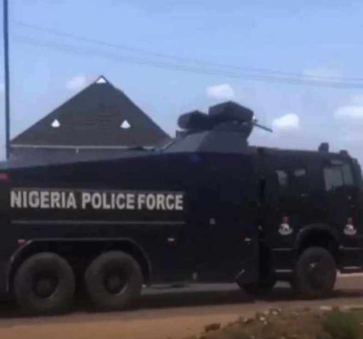 Save us at moniya 
The police are just taking anybody
#nigeriapolice #PoliceBrutality #oyostate #DSS  #insecurity #EndSARS #Nigeria #moniya #jamb #seyimakinde