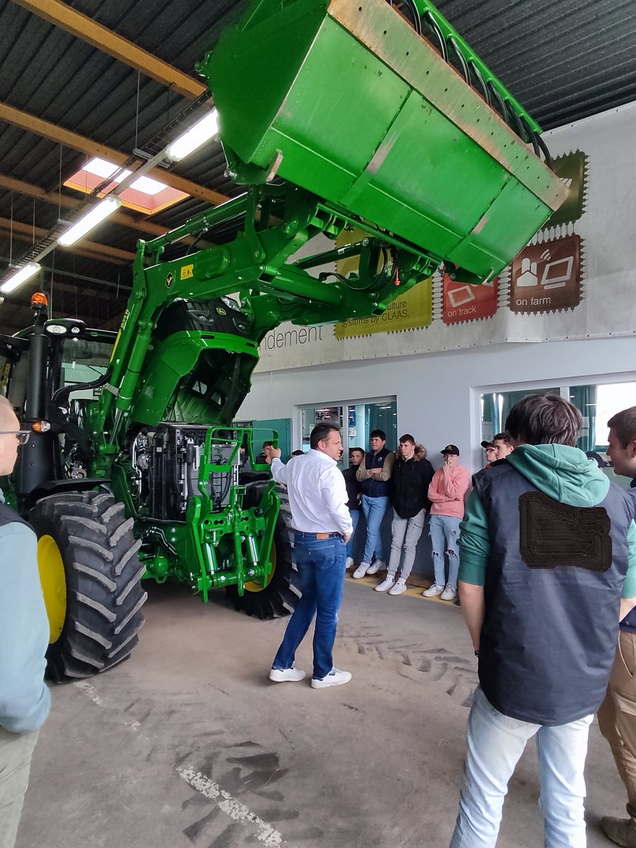 Formation sur John Deere 6R130, mis à disposition par DEFI MAT. Animée par M.C Blain, formateur moteur usine chez JD de Saran. Tous les apprenants du <a href="/LBarbanceys/">Lycée des Métiers M. Barbanceys</a> ont pu bénéficier de cette formation. Technologie moteur, système de dépollution et Advisor <a href="/DSDEN19/">DSDEN de la Corrèze</a> <a href="/CfaLimousin/">CFA Académique du Limousin</a>