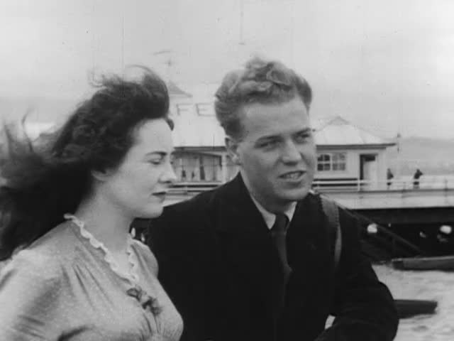 'Ferry Flirt', silent film by Enrico Cocozza, starring Sheila Rioghbhardain & Leslie Hardcastle. Filmed during the BFI Summer School, 1949. Fictional story of a young man & woman who fall in love on a ferry trip to Anglesey. Watch & listen: movingimage.nls.uk/film/1116 @nlskelvinhall