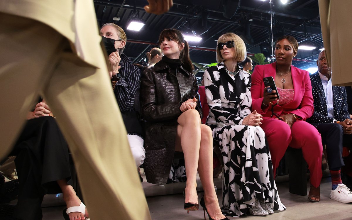 evaabadeer's tweet image. Based on a picture of Anne hathaway sitting with Anna wintour on fashion week.
Imagine Miranda will be pissed off when she saw Andy was sitting with Anna, but deep down really glad to see Andy again at the same time.
#dwp #thedevilwearsprada #mirandy #MirandaPriestly #AndreaSachs
