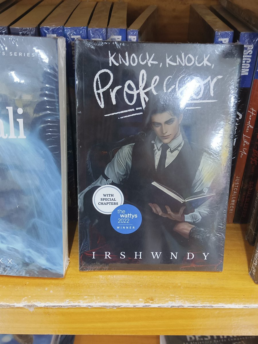 _fyultiel's tweet photo. OWEMJI AHHH meron na dito samiiinnn!!! Pumunta lng ako sa pandayan to buy a stapler napadaan ako sa book corner then I saw Xildius hdvhdbdbs pabalik balik ako dito baka mag stock sila ng Knockยฒ Professor tapos ayan meron na๐ญ
@irshwndy || #KKPublishedbook #XVishere๐ช https://t.co/n4A9gOz6wd
