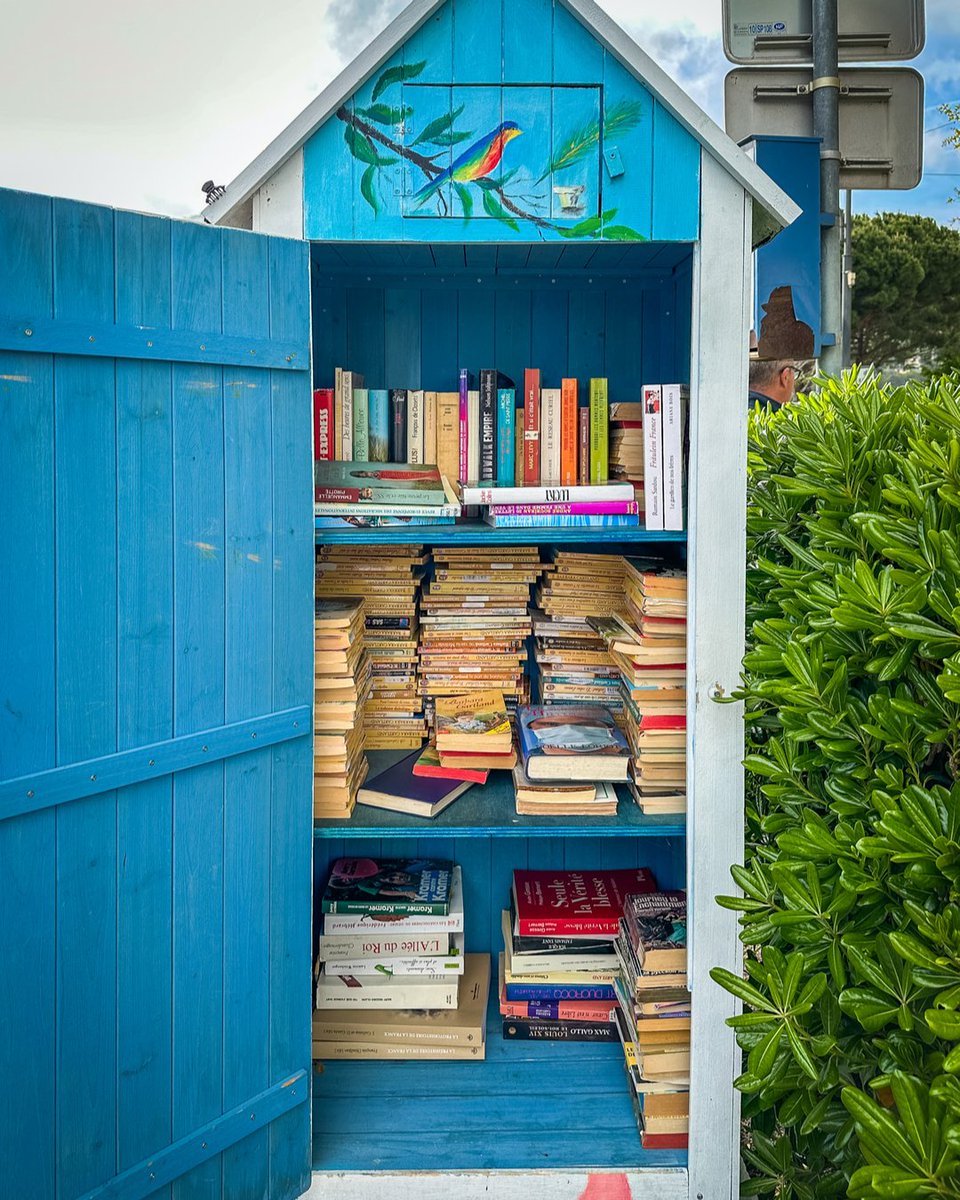 lisaderea's tweet photo. The cutest free library ever in honor of National Library Week. I stumbled upon it yesterday in the medieval village of Èze with a fairytale view of the French Riviera. #fineartprints #nationallibraryweek #librarylove #librarylife #freelibrary #ilovelibraries #librariestransform https://t.co/Y5YuD7sAkd