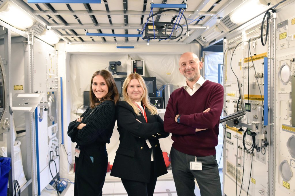 dblue_it's tweet photo. Domani saremo ospiti di @Radio3scienza e @robertafulci con la nostra @AngelaDoCoach per parlare del training con cui addestreremo i nuovi candidati #astronauti selezionati da @esa. Appuntamento in diretta alle 11:30 su @Radio3tweet! https://t.co/n8B2oYkBPB