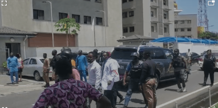 news_ghana's tweet photo. Police arrests 7 ‘jobless’ physician assistants picketing over delayed postings https://t.co/GDuDELtPDl #Headlines #7joblessphysicianassistants #arrests #delayedpostings https://t.co/2hIqAG73hp