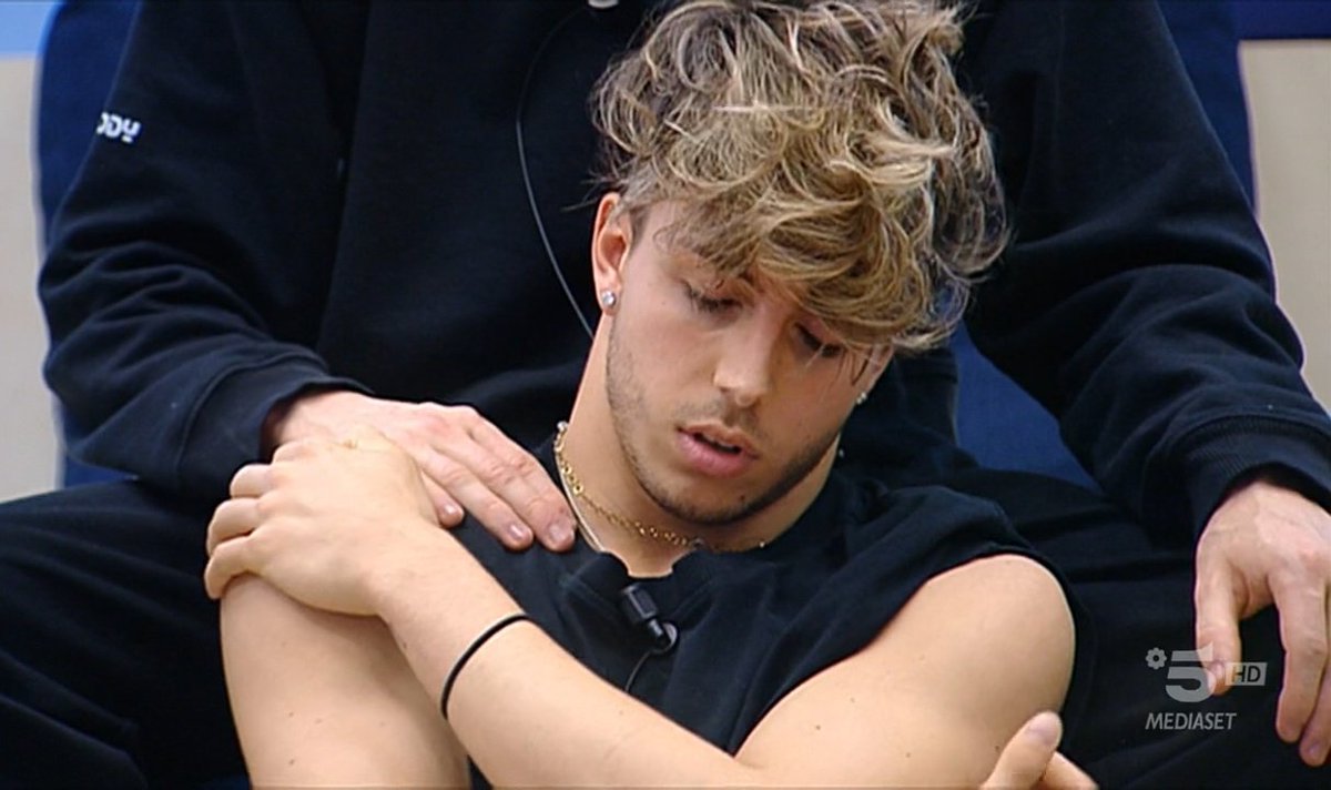 crikcrok_videos's tweet photo. "fatelo parlare però"
lui era proprio nero
#amici22 https://t.co/bmQSO6POac