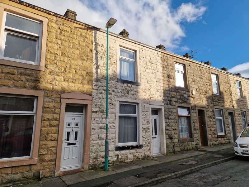 MellorAuction's tweet photo. 🌲Blackburn
🛌🏻3 Bed Terrace
🏠Currently rented for £450pcm
🔨April 26th Auction
💰Guide price £44,000

This property is advised by the client to comprise three bedrooms, one reception room and a bathroom.

BOOK FOR VIEWING - https://t.co/tNbjb67ZK1

#Blackburn #Tenanted #Auction https://t.co/Exyee9G82q