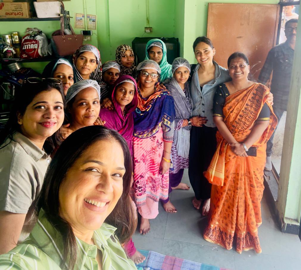 What an inspiring day!The USAlumniCircle @TheSafecityApp visited @khaanachahiye at ChunaBhatti.The journey that started duringCOVIDto ensure nobody goes hungry-has fed 7.5millMeals so far.Fm volunteering2yrs bk to mtg the women who make sure nobody is left behind