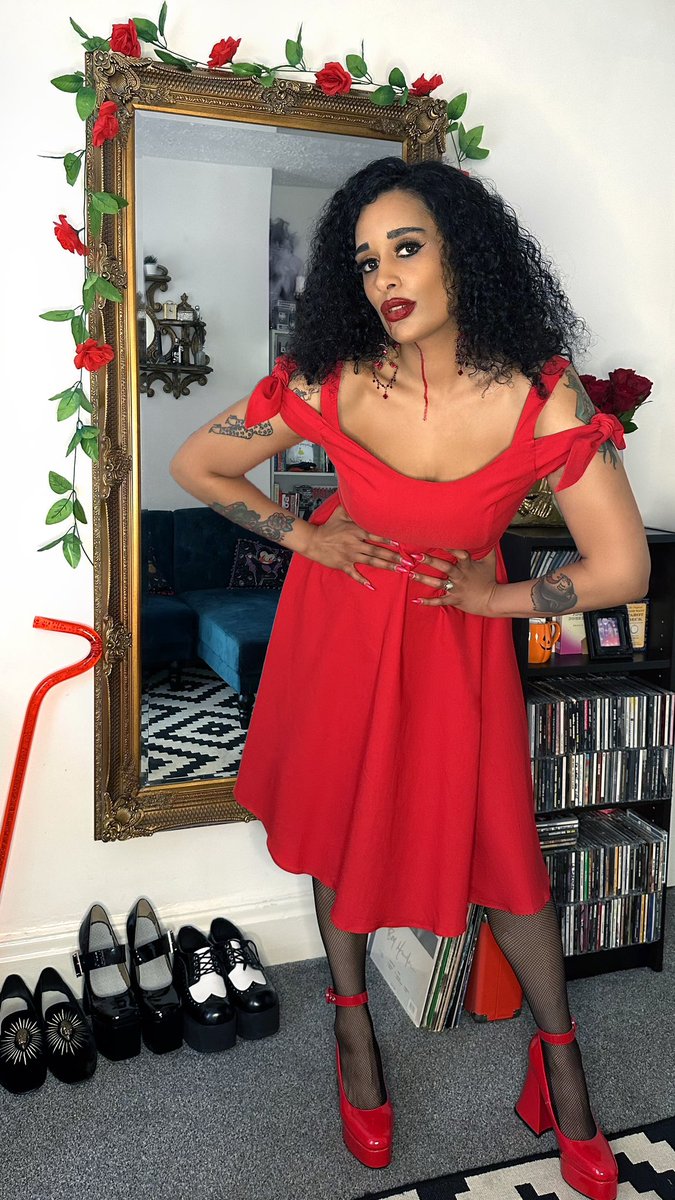 HellBunny's tweet image. Bringing the glamour to glamour-ghoul, model @RoxyMSAdvocate wearing the Nancy Dress #MSMakesMe #MSAwarenessWeek #AlternativeFashion