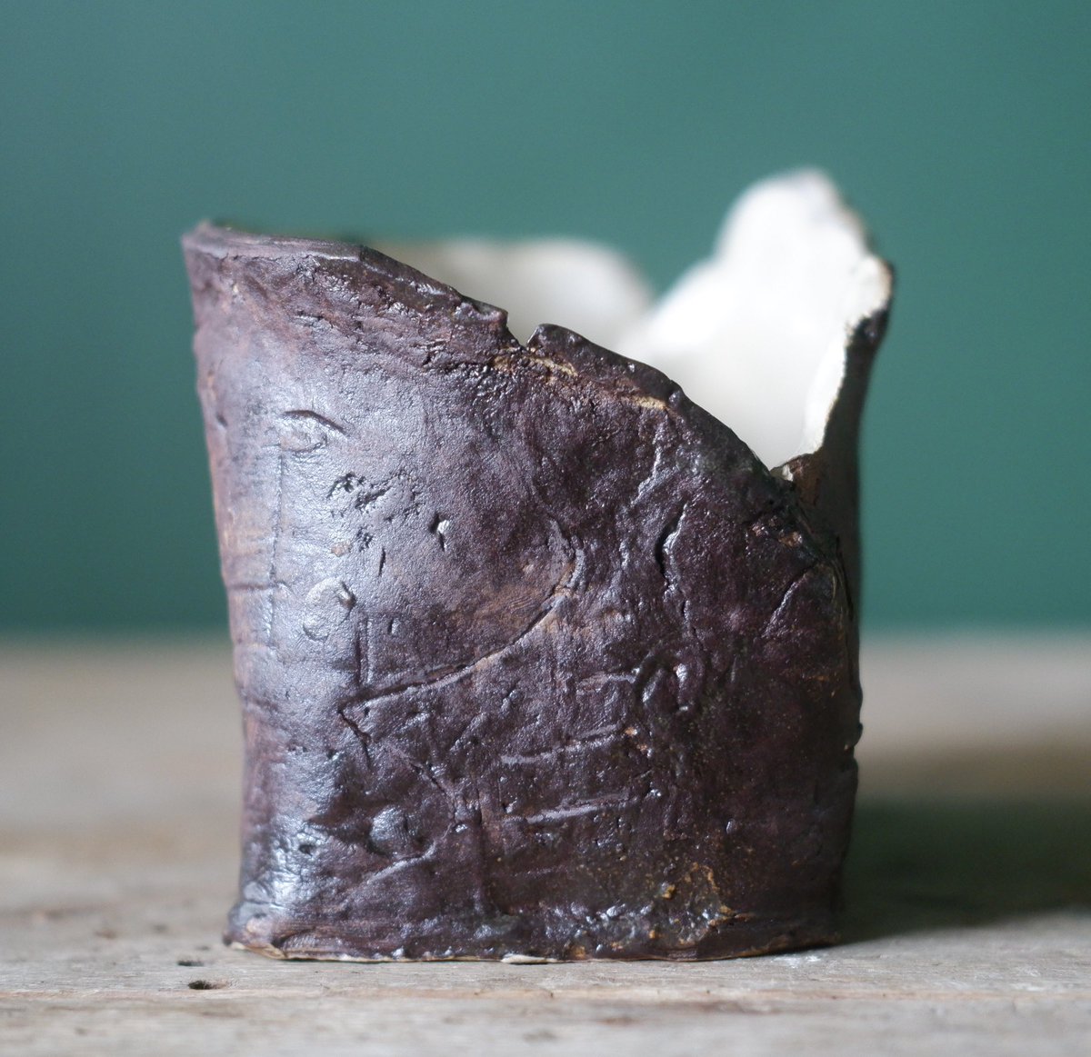 Fonda_JF's tweet photo. Slab pot
Stoneware, 16cm x 5cm x 14cm
JF23

#beginnerpottery #amateurceramics #ceramics #slabbing #slabpot #beginner #stoneware #texture #textureart #stonewareclay #slabbuilt #slabbuilding https://t.co/h5mShRbUwv