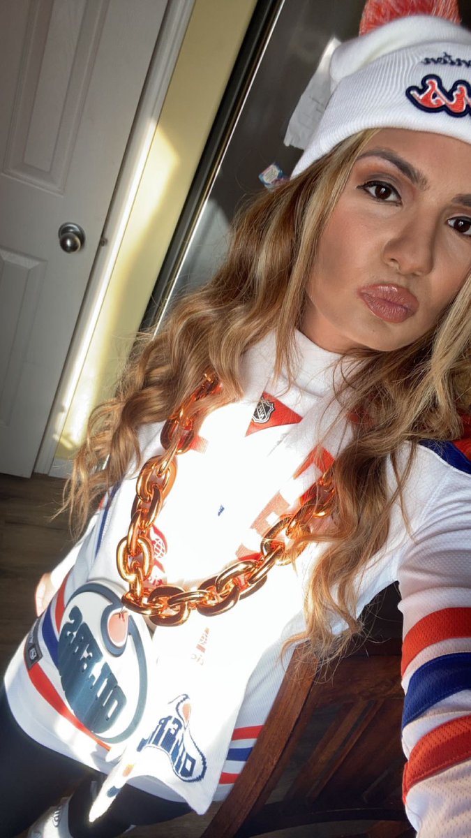 JaneenMartin1's tweet photo. GAME 5 BABY !!! LFGGGG !!! Back at home !!! WE GOT THIS 🧡💙🧡💙🧡💙 #EdmontonOilers #Oilers #nhlplayoffs2023 #winin6 https://t.co/Uy7uhQWyjR