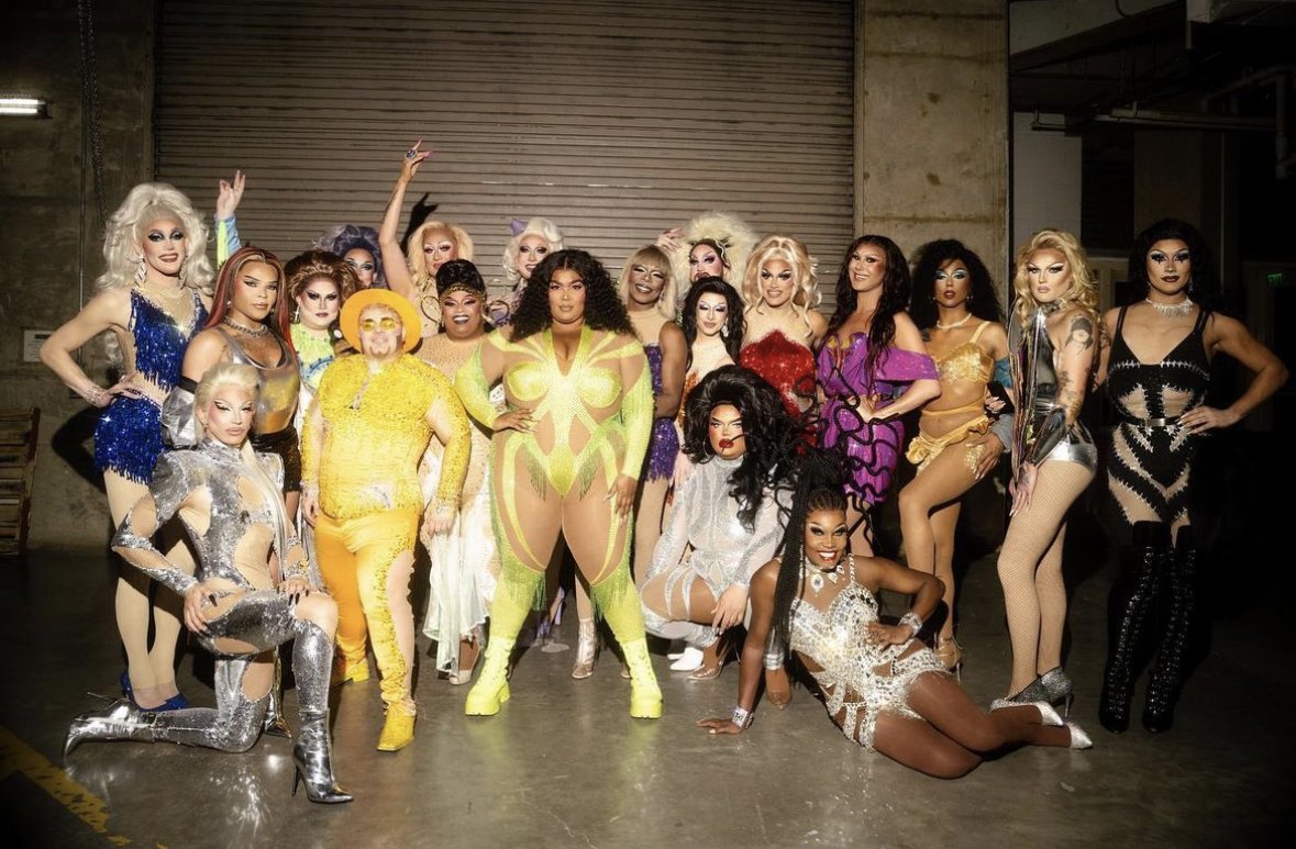 WatermarkOnline's tweet photo. .@lizzo brings drag queens on stage, protesting Tennessee law https://t.co/F54qoFb8qQ https://t.co/vwDfeHstmR