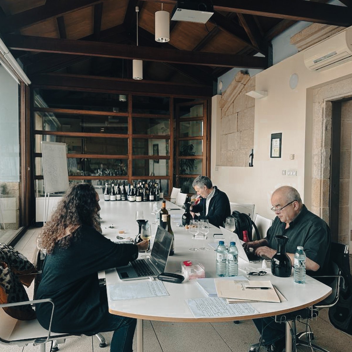 Hoy hemos tenido el placer de celebrar una cata protagonizada por varios de los vinos longevos de la #DORíasBaixas🥂 con el equipazo de #Planetavino y dirigida por Andrés Proensa 🤩

¡Muy pronto podréis disfrutar del nuevo artículo en Planetavino! (<a href="/proensapuntocom/">proensapuntocom</a>) 📖