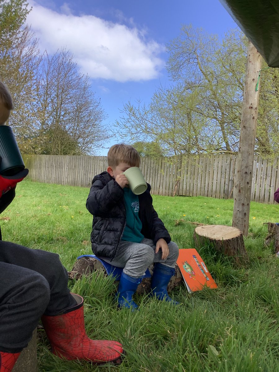 SiggsCEPrimary's tweet photo. The Hedgehogs finished their Forest School session with a hot chocolate around the campfire. They sang songs and talked about what they had found. #siggscience #siggforestschool https://t.co/4y7fhG6KFa