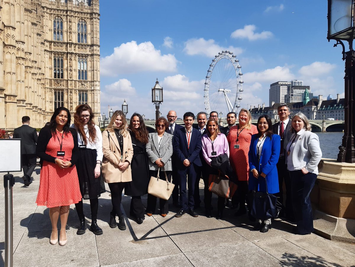 UK in Peru 🇬🇧🇵🇪 (@ukinperu) on Twitter photo 🇬🇧 ratifica su compromiso con el fortalecimiento de las finanzas verdes en 🇵🇪
La semana pasada representantes del <a href="/MEF_Peru/">Ministerio de Economía y Finanzas</a> <a href="/MinamPeru/">Ministerio del Ambiente 🇵🇪♻️</a> <a href="/FEPCMAC/">FEPCMAC</a> <a href="/Cofide_Peru/">COFIDE</a> y <a href="/SBSPERU/">Superintendencia de Banca, Seguros y AFP</a> participaron del Green Finance Mission London 2023, con el fin de fortalecer el Financiamiento Sostenible 🌳 🇬🇧 ratifica su compromiso con el fortalecimiento de las finanzas verdes en 🇵🇪
La semana pasada representantes del <a href="/MEF_Peru/">Ministerio de Economía y Finanzas</a> <a href="/MinamPeru/">Ministerio del Ambiente 🇵🇪♻️</a> <a href="/FEPCMAC/">FEPCMAC</a> <a href="/Cofide_Peru/">COFIDE</a> y <a href="/SBSPERU/">Superintendencia de Banca, Seguros y AFP</a> participaron del Green Finance Mission London 2023, con el fin de fortalecer el Financiamiento Sostenible 🌳