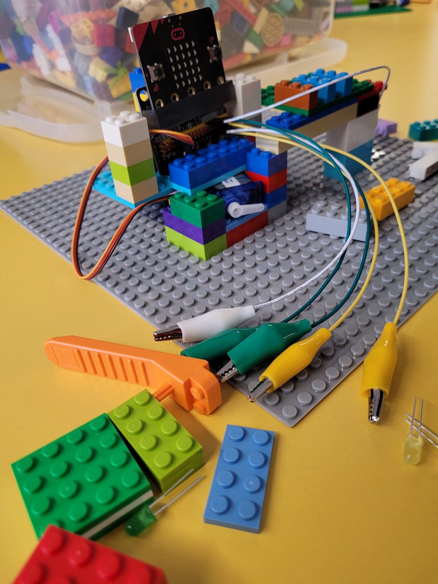 cpsbergeron's tweet photo. Créativité. Ingénierie.
#microbit #microbitedu https://t.co/BLpyNC93V6