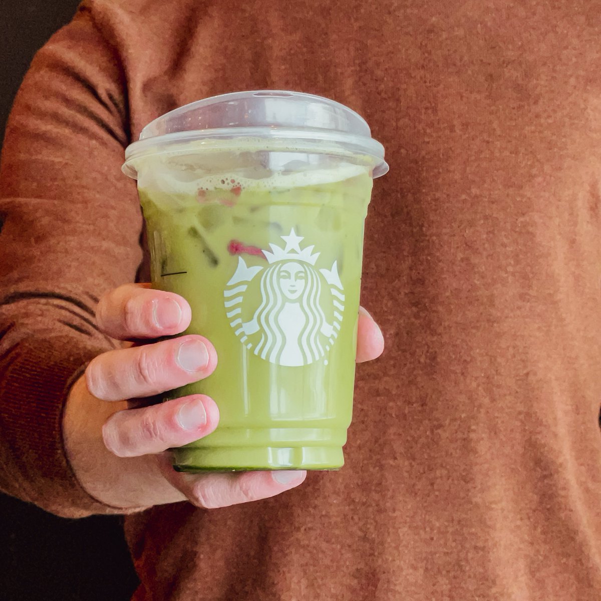 Iced Strawberry Oat Matcha Tea Latte for Spring mornings ☀️
--
Un thé matcha latte glacé à la boisson à l’avoine et aux fraises pour les matins de printemps ☀️