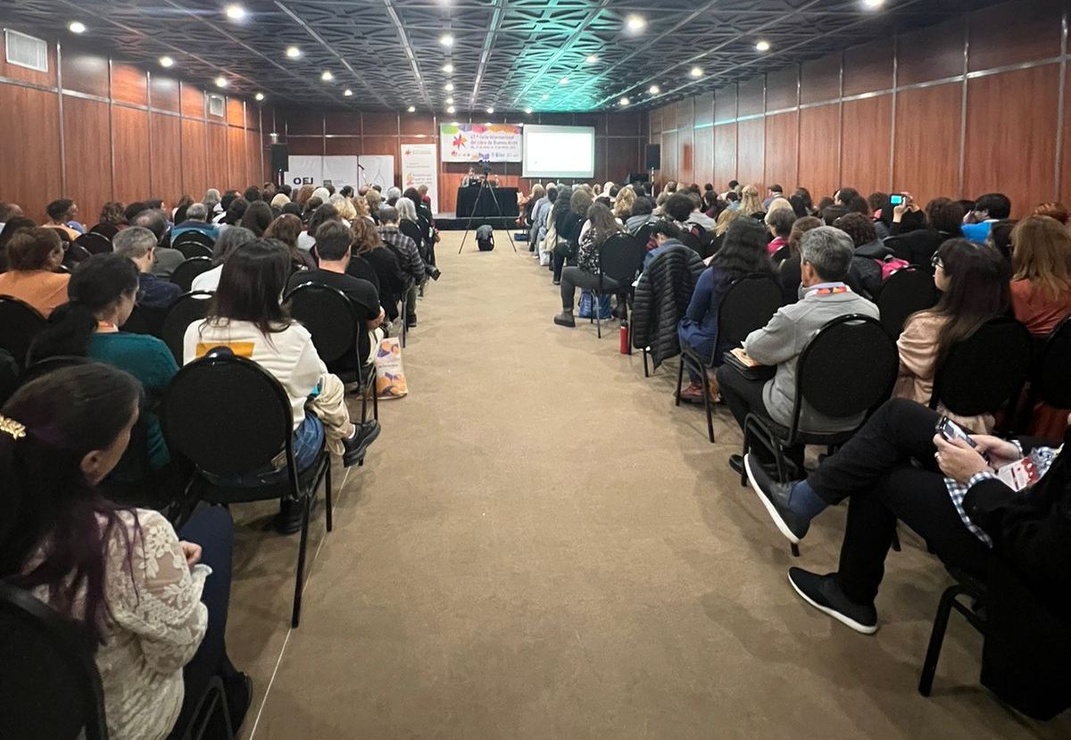 BibliotecasSNBP's tweet photo. Iniciamos nuestra participación en la Fil Buenos Aires, a través de una delegación que incluye a la @BibliotecadStgo, a la @BPDigital_cl, al área de fomento lector y a la subdirectora Paula Larraín, quien presenta en este momento en la Jornada Profesional de Bibliotecas https://t.co/kYuvKNUAFg