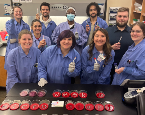 SpectrumHealth's tweet image. At @CorewellHealth in West Michigan, we are proud to have a team of over 950 skilled medical lab professionals who play a crucial role in ensuring accurate testing and diagnoses for our patients. #MedicalLabProfessionalsWeek