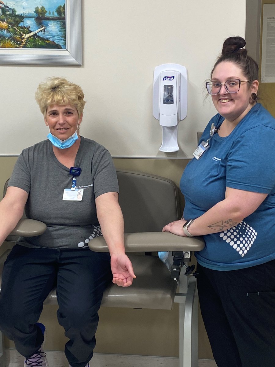 SpectrumHealth's tweet image. At @CorewellHealth in West Michigan, we are proud to have a team of over 950 skilled medical lab professionals who play a crucial role in ensuring accurate testing and diagnoses for our patients. #MedicalLabProfessionalsWeek