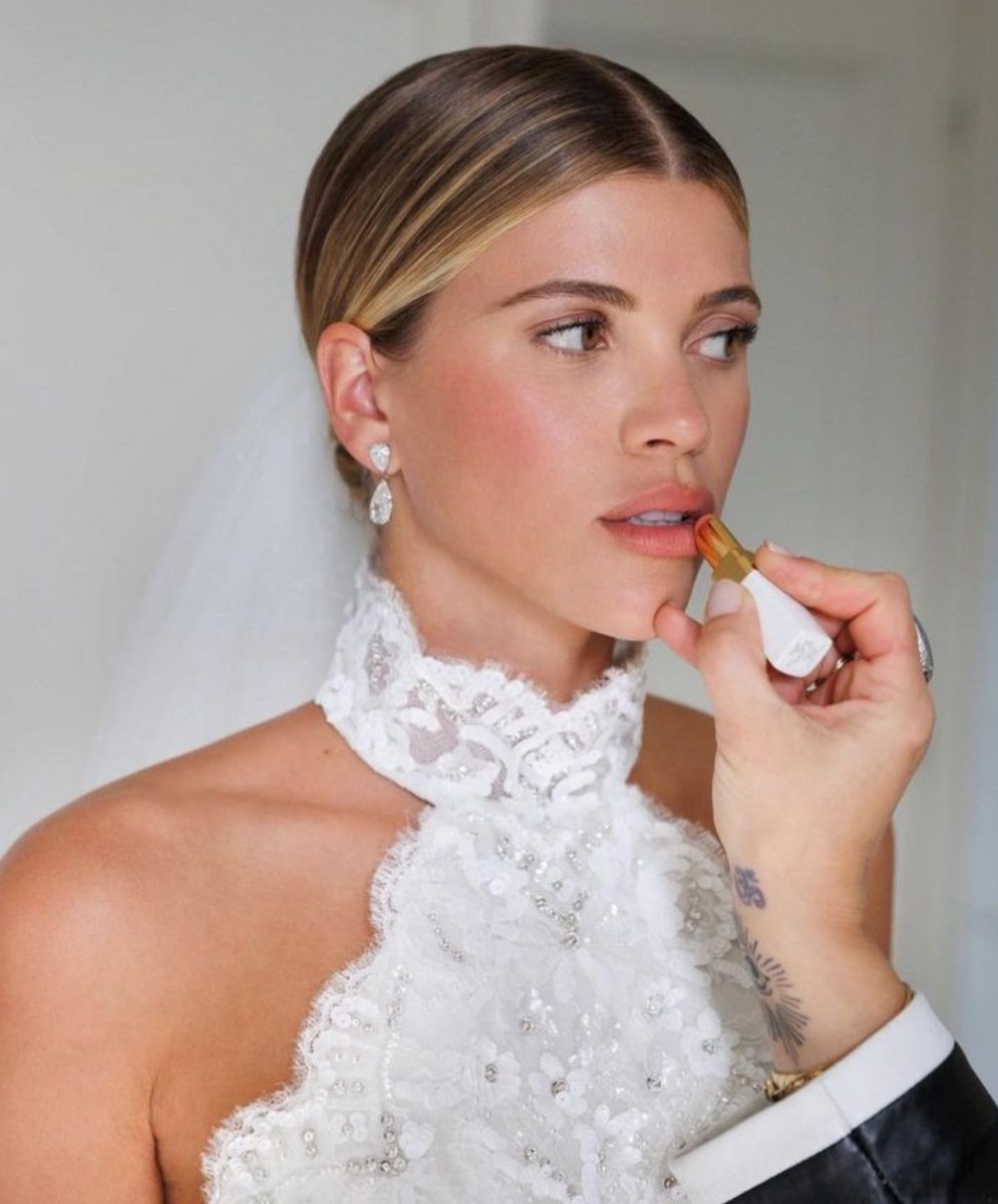 Salon_Magazine's tweet photo. We can’t get enough of #SofiaRichie’s beautiful bridal updo by Celebrity Hairstylist @kathleen_hair 🤩💕 #repost #bridalhair #celebrityhair https://t.co/CH54Pg0GCq