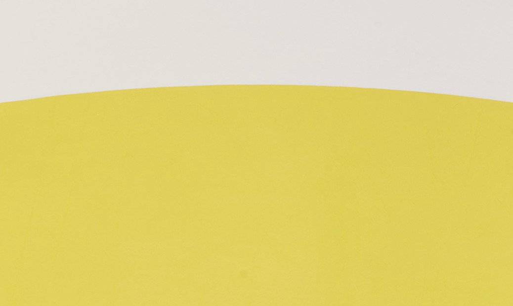 MuseoGuggenheim's tweet photo. 💛 The elegant yellow curve marks the horizon and gives volume to the diamond-shaped canvas. Let yourself be carried away by the deformation of space in this work by Ellsworth Kelly. @BBK_eus sponsors the exhibition 'Works from the Guggenheim Museum Bilbao Collection'

#TheDetail https://t.co/3WsQHI9ZdK