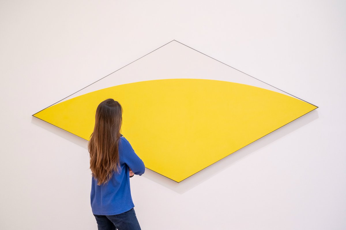 MuseoGuggenheim's tweet photo. 💛 The elegant yellow curve marks the horizon and gives volume to the diamond-shaped canvas. Let yourself be carried away by the deformation of space in this work by Ellsworth Kelly. @BBK_eus sponsors the exhibition 'Works from the Guggenheim Museum Bilbao Collection'

#TheDetail https://t.co/3WsQHI9ZdK