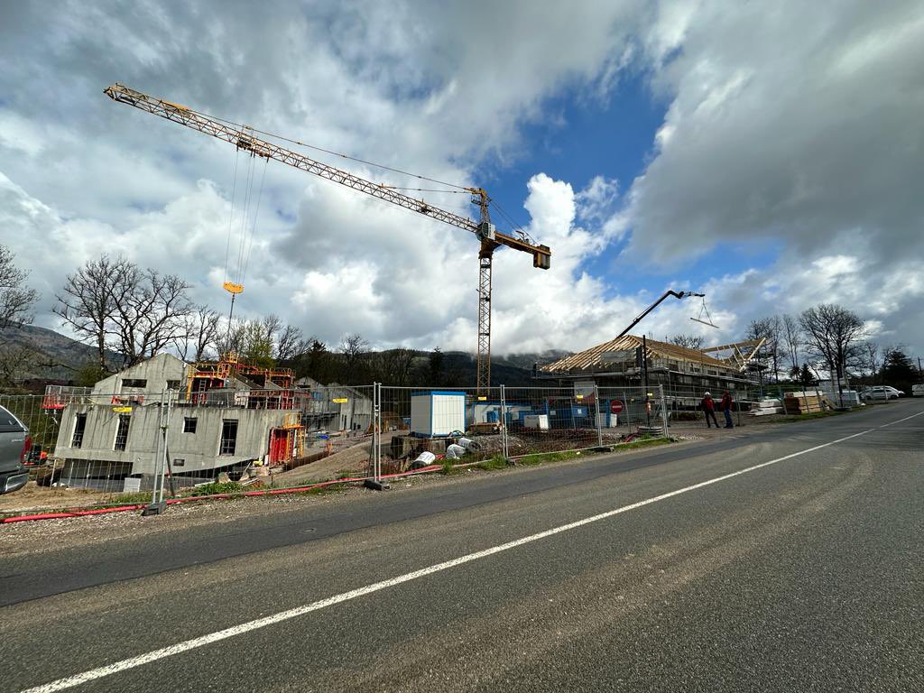 🚓 | La 1e pierre de la future gendarmerie de Boëge a été posée !
 
💡Le #CD74 a délibéré le 13 janvier pour une aide de 600 000€ pour chaque modernisation de caserne.
 
🧱 Ce jour, <a href="/MartialSaddier/">Martial SADDIER</a>, <a href="/baud_joel/">Baud Grasset Joël</a>, <a href="/Baud74Baud/">BAUD</a> et <a href="/ChristellePetex/">Christelle Petex</a> ont posé la 1e pierre à Boëge.