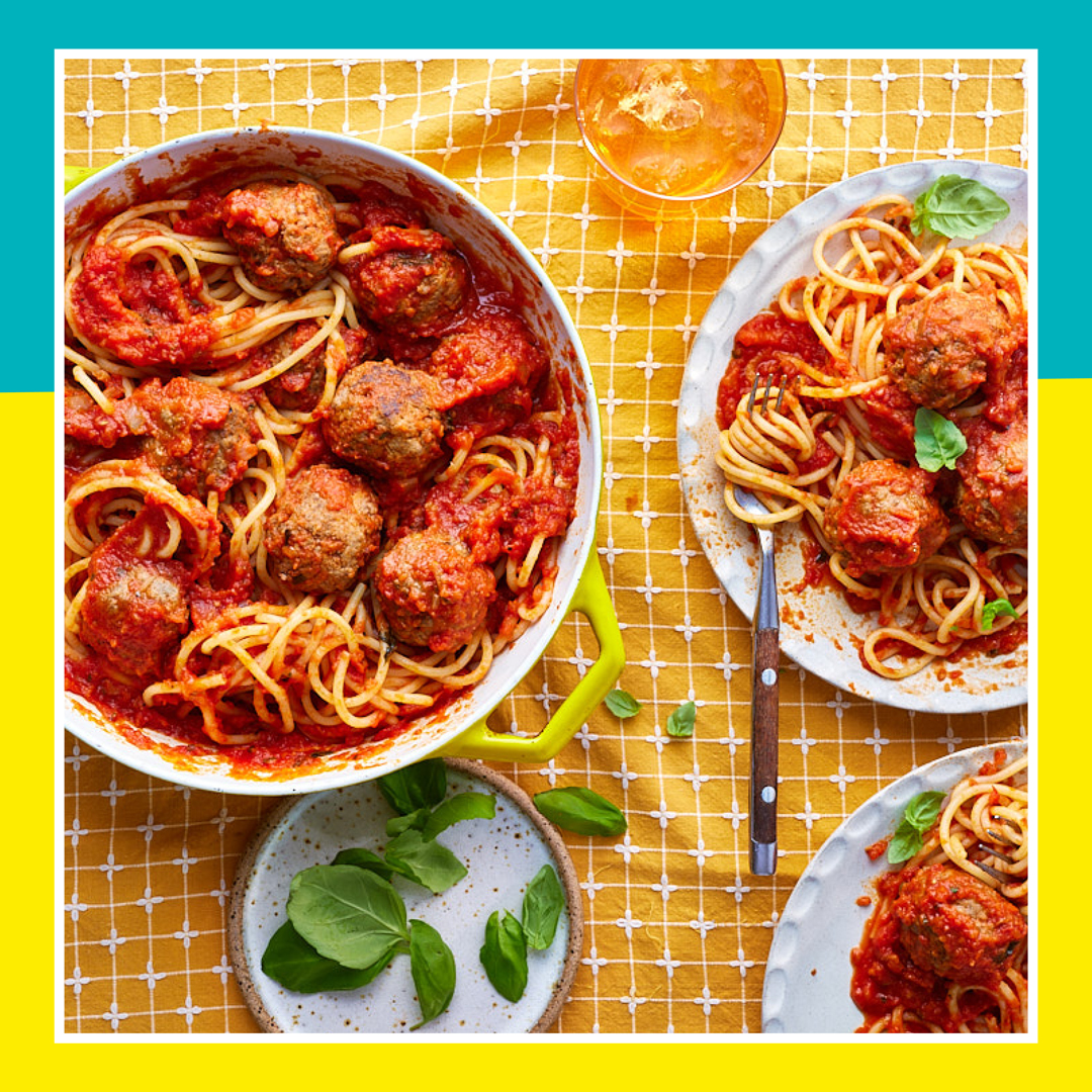 HarperCollinsUK's tweet photo. Whether it's a classic Sausage Casserole or a crowd-pleasing Spaghetti &amp; Meatballs, there's something for everyone in #FeedYourFamilyForUnderAFiver by Mitch Lane! 😍

Feed a family of 4 for under £5 in this essential new cookbook. 

Pre-order now: https://t.co/aMfyYbCMUn https://t.co/LZew9PZVPk