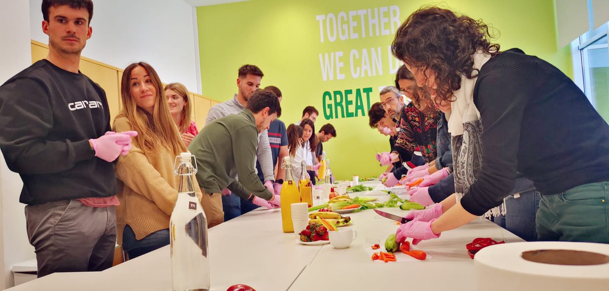 ITA_tecnologia's tweet photo. En la Semana de la seguridad y salud en el trabajo, en @ITAINNOVA tenemos un programa de actividades variado. Hoy hemos comenzado con almuerzos       saludables. Hemos preparado un delicioso humus 😋 https://t.co/HTFvFTLoKE
