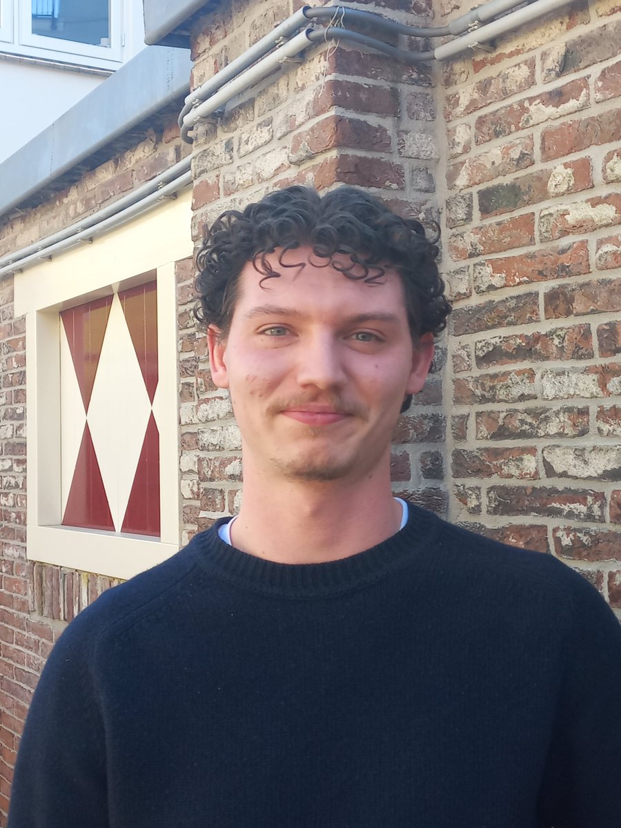 UvH's tweet image. Mathijs Roggeveen is eerstejaars masterstudent #Humanistiek. Daarvoor deed hij de #premaster. Lees hier zijn verhaal: bit.ly/3oCvWzr

🚨 Premaster doen? Schrijf je in vóór 1 mei! → bit.ly/3n1rN7M

🎓 Master? Schrijf je in vóór 1 juni! → bit.ly/3N9xFXl