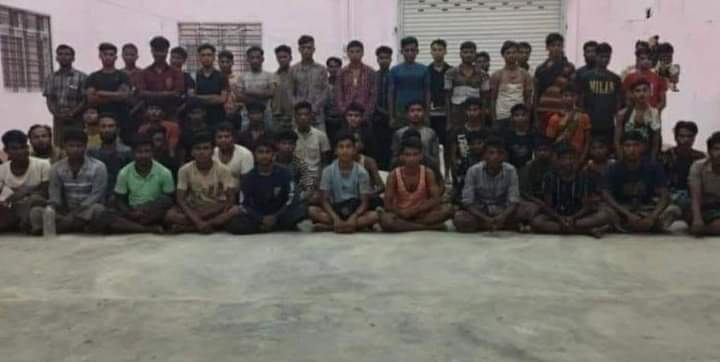 Shawfique5's tweet photo. Jumping in the sea from the ground to save life.
Minimum 70 #Rohingya were arrested with teenager in #Irrawaddy region by Myanmar #Navyforce.
Ongoing discrimination by Junta on Rohingya community https://t.co/oWfnHHfTHv