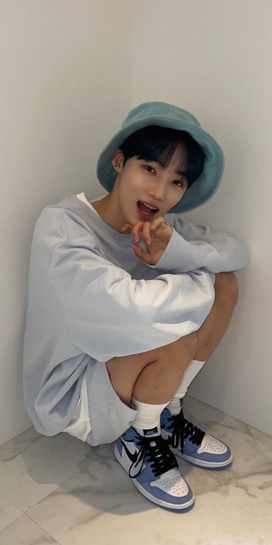 🍰| 

يوم ميلاد سعيد لصاحب الصوت المميز المليء بالعاطفة..تشانهي المليء بالحب.. المليء باللطف والراحة وكأنه قطعة غيمة، والمليء بالروعة والتميز..نتمنى ان تملأ الأيام السعيدة حياته..ونتمنى له أياما مليئة بالحب بجانب أعضاء ذابويز والذابيز 🥺🤍