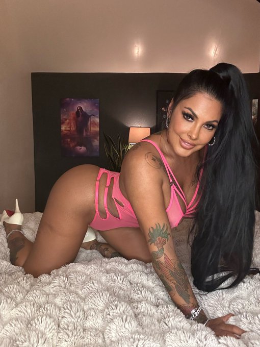 Of course I spoil her and give her anything she wants, I love her ❤️- Me https://t.co/QJ1jn7NmZt https://t