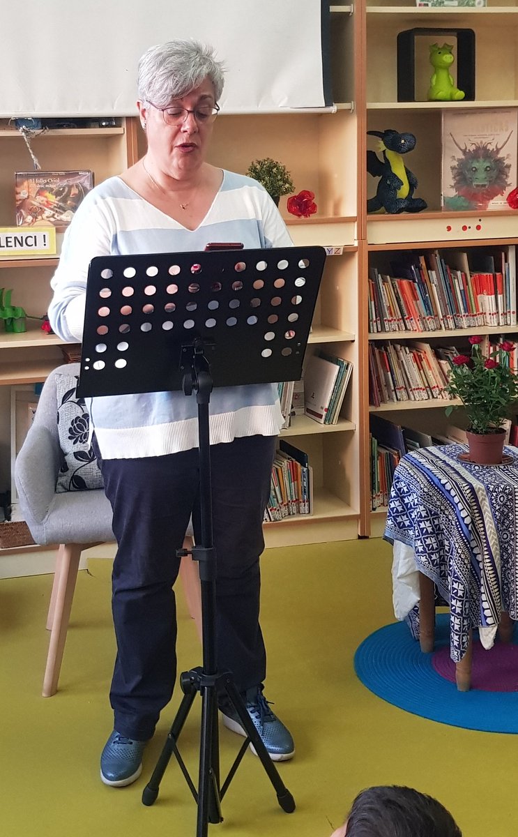 EscolaTanit's tweet photo. Els alumnes de 2n i 6è llueixen com a #rapsodes en el #recital poètic! 📚 #poesia #art #talent
Les mestres també fan un homenatge a la poesia i en diferents idiomes! #català #eslovac https://t.co/ZKEnNYKqpY