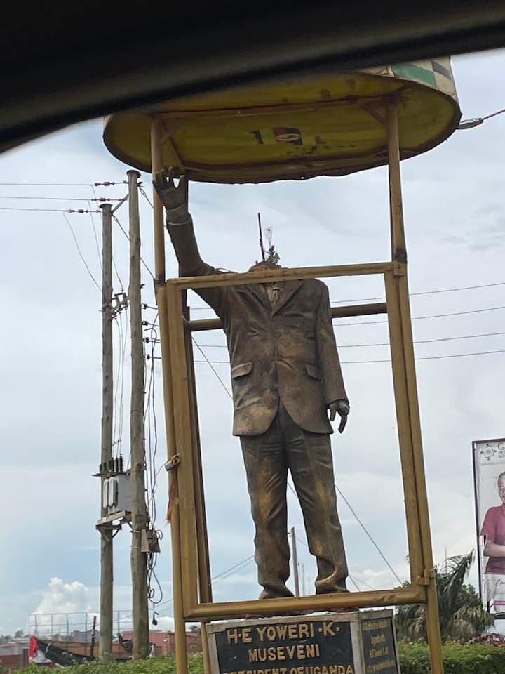 KakwenzaRukira's tweet photo. Headless idiot https://t.co/N3ESbwc1Hk