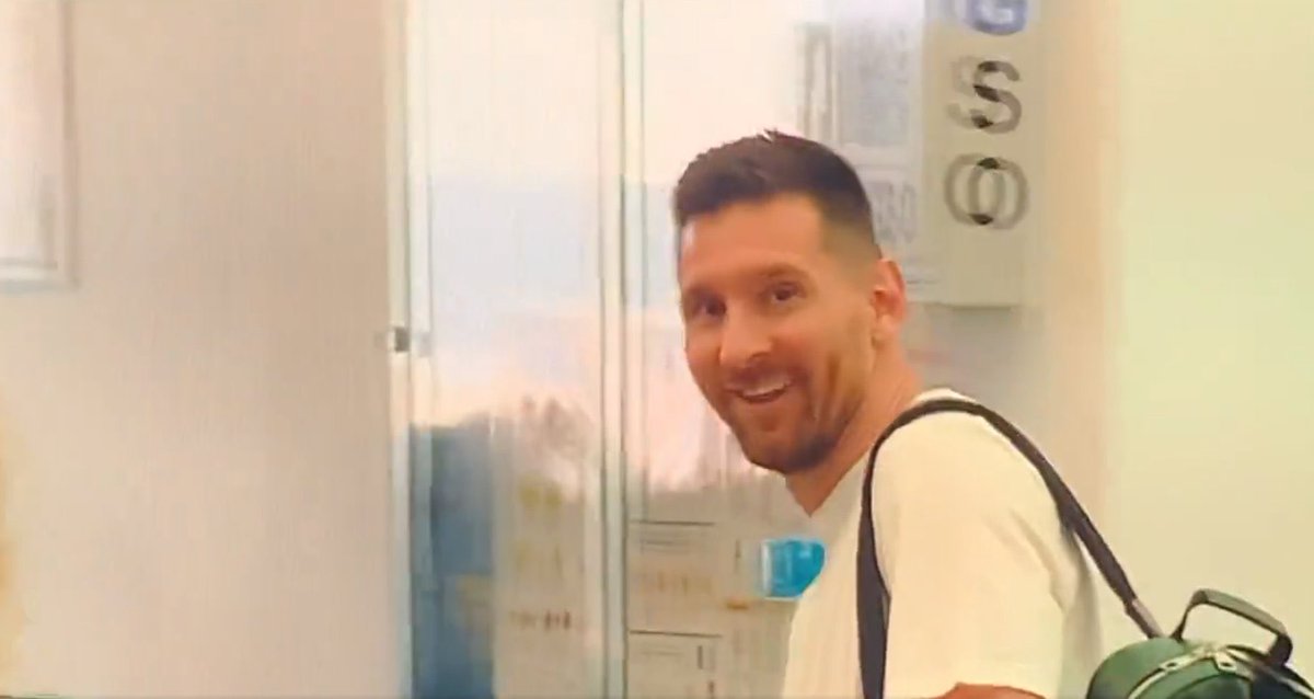 BarcaUniversal's tweet image. Image: Leo Messi's reaction when Barça fans were shouting 'Come back home and leave those idiots in Paris.'

— @victor_nahe