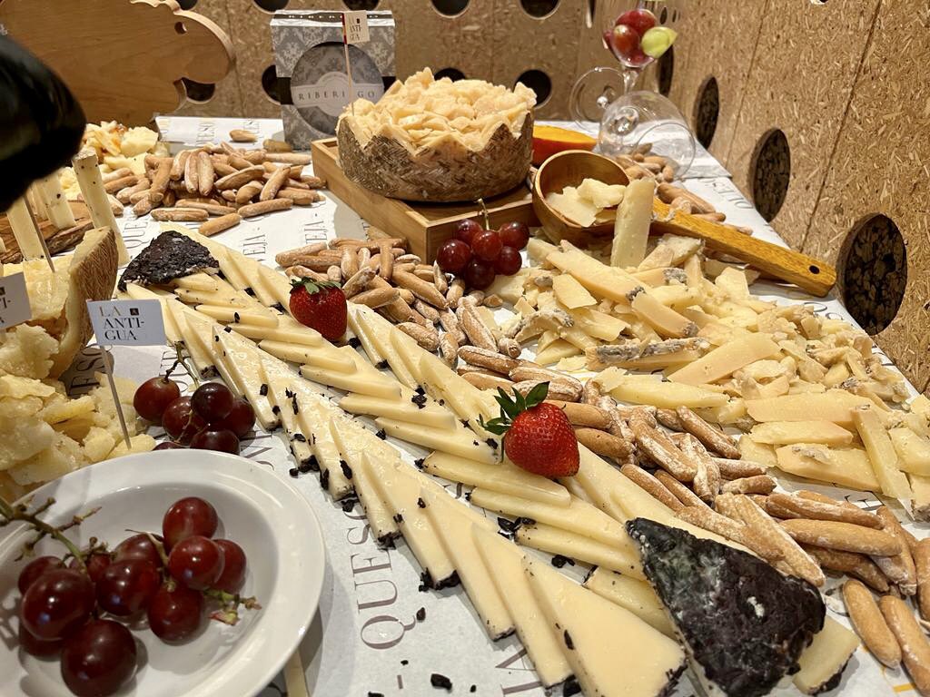 labodeguillascq's tweet photo. Hoxe vai ser un gran día! Estreamos en La Bodeguilla De Santa Marta o I Salón de Sabores Bodeguilla! 

Nuns minutiños, comezamos 😃

#1SalondeSaboresBodeguilla #gastronomia #SantiagodeCompostela https://t.co/ZWjnmNwF7a
