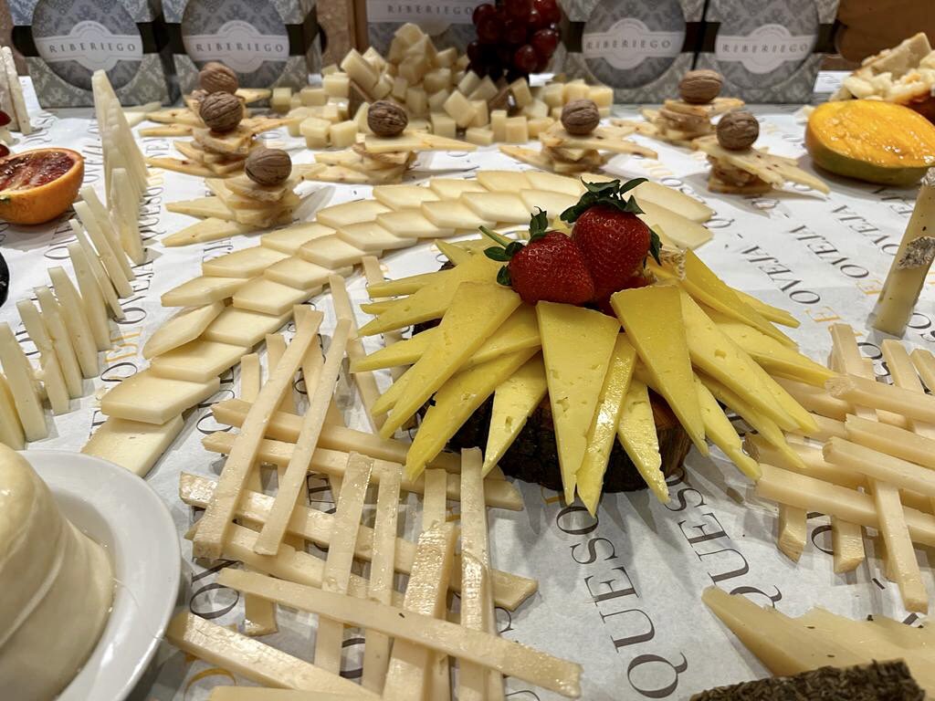 labodeguillascq's tweet photo. Hoxe vai ser un gran día! Estreamos en La Bodeguilla De Santa Marta o I Salón de Sabores Bodeguilla! 

Nuns minutiños, comezamos 😃

#1SalondeSaboresBodeguilla #gastronomia #SantiagodeCompostela https://t.co/ZWjnmNwF7a
