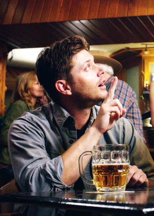 itsdevilslayer's tweet image. หลังจากเสร็จภารกิจในฟาร์ม ทั้งเก็บไข่ดูแลไก่ ต้อนวัวเก็บผัก เจสันก็แงะเวียนมาที่ซาลูนในเมืองหาอะไรดื่มให้ชื่นมจตามประสาหนุ่มชาวไร่

“ขอเบียร์ 2 แก้วเลยนะกัส ไม่เมาไม่เลิกนะทุกคน!!!!”