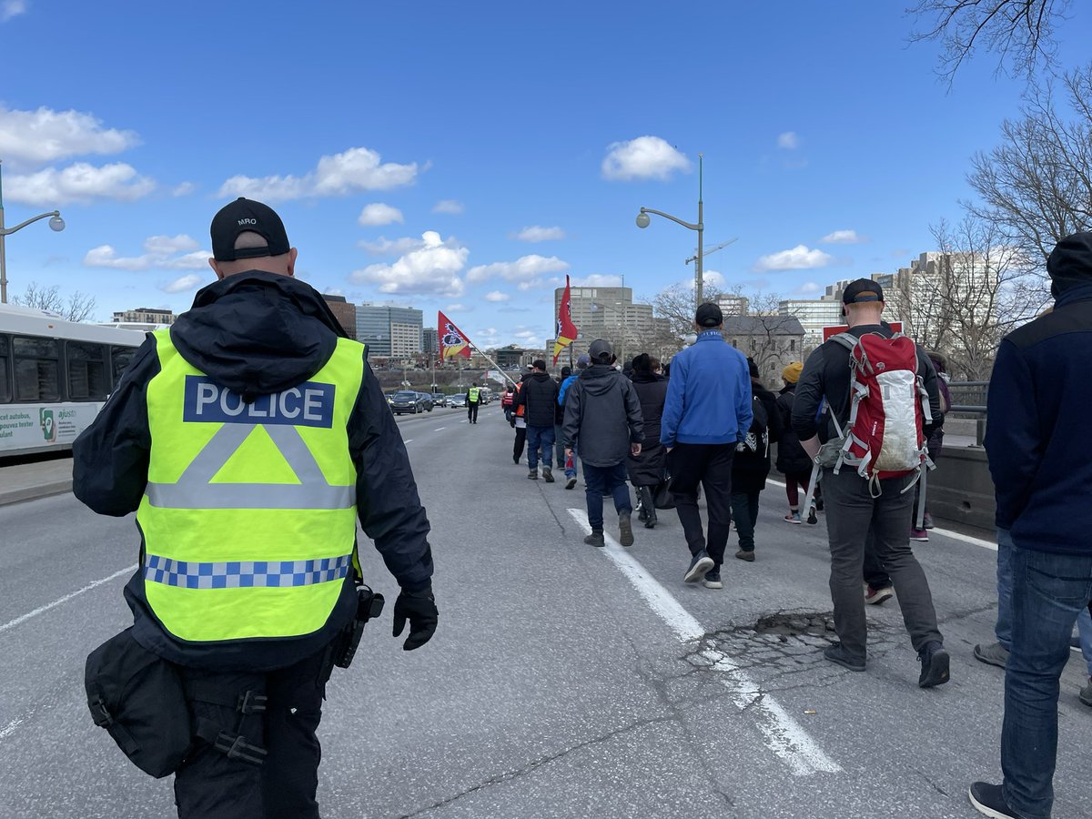 Des fonctionnaires en grève on bloqué la circulation sur le pont portage pendant quelques minutes le temps de faire un tour de piquetage <a href="/psac_afpc/">PSAC-AFPC</a> <a href="/iciottgat/">ICI Ottawa Gatineau</a> #ottnews