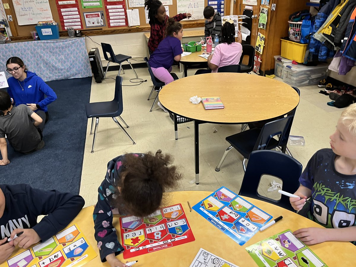 MsDouglas3's tweet photo. How are we successful in 1D? Support, support, support. Three small groups running and so much learning happening! @gecdsbpro @CityFalcons https://t.co/HecS6LcBMl