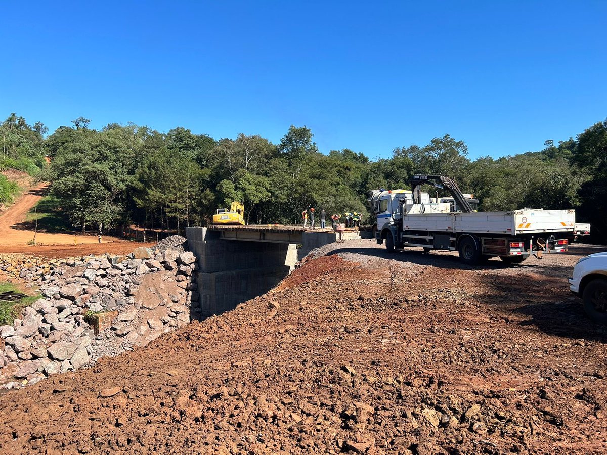 mopcparaguay's tweet photo. Avanzan los trabajos de construcción de los nuevos caminos asfaltados que sacarán del aislamiento a miles de compatriotas que viven en la zona de Carlos A. López y Mayor Otaño, incluido el acceso al Puerto Dos Fronteras, en #Itapúa.

Más 👉🏼 https://t.co/SwdZOAdDkP https://t.co/ObAW1FWyct