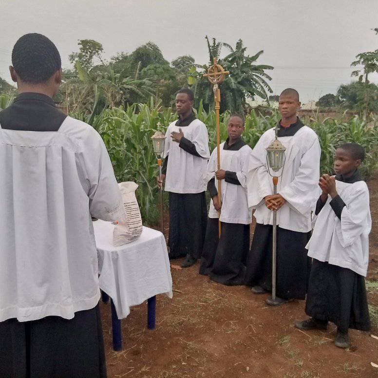 FSSPMissions's tweet photo. #NneEnyemakaParish observe Rogation days with prayer and fasting to implore God's mercy on our sins, to ask protection from calamities, and to obtain a good and bountiful #harvest!
#fssp #rogationdays https://t.co/S6HmgkiF3v