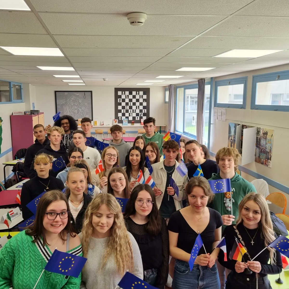 EuropeBFC's tweet photo. 2 nouvelles Simulations 🇪🇺 du @eucouncil au lycée Xavier Marmier de #Pontarlier sur le Pacte vert européen et de l'objectif de neutralité carbone en 2050.
Un format original made in @europebfc au service de tous les publics de @bfc_region @RA_BFC
#SimulationEurope #ModelEU https://t.co/omst3NPaJ6