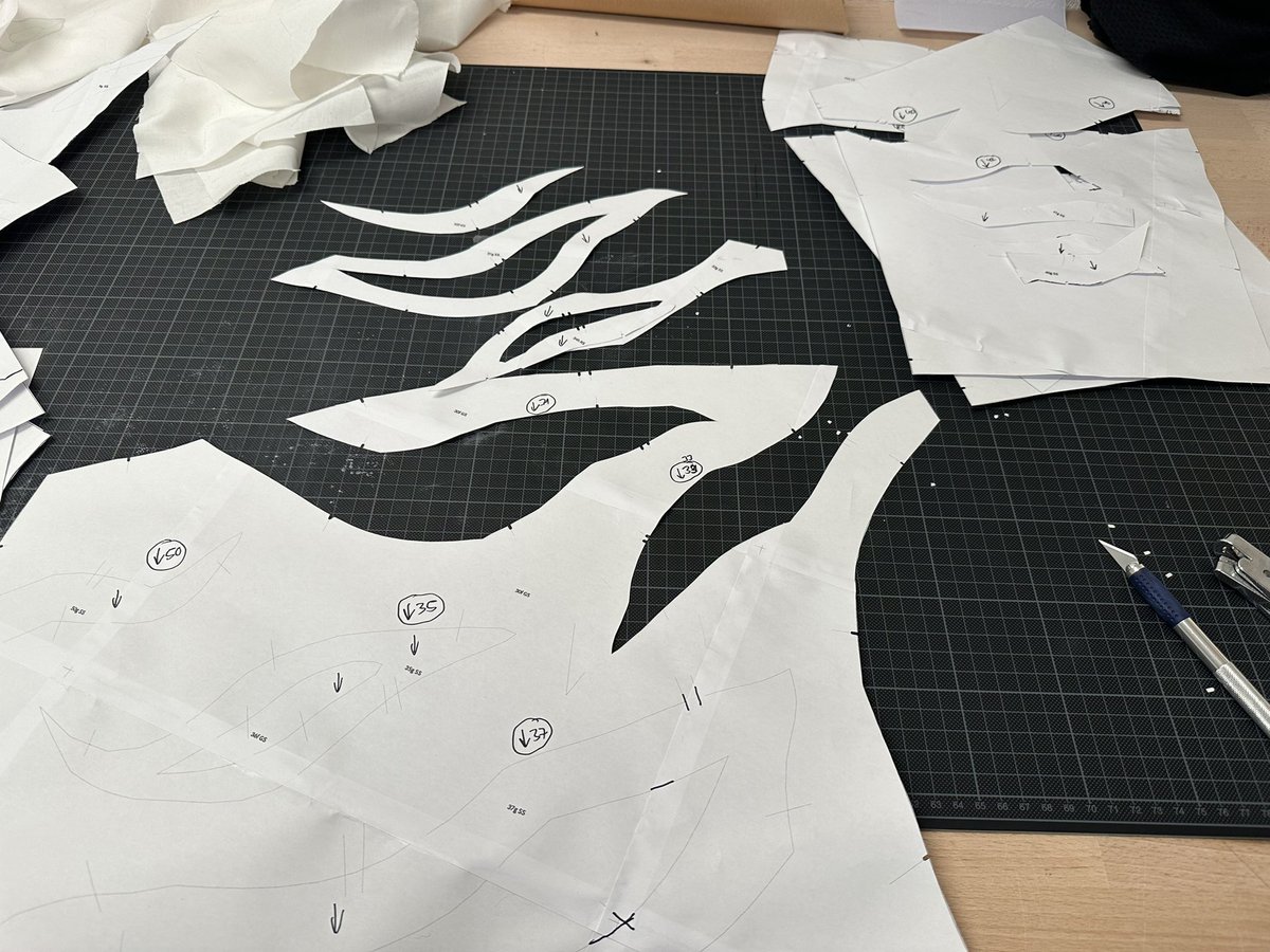 furjaxx's tweet photo. Madness 🤣 there’s a tiger hidden deep in the sheets… I feel the pain sewing this already xD hahaha @dragontailory https://t.co/4daUlSRs4S