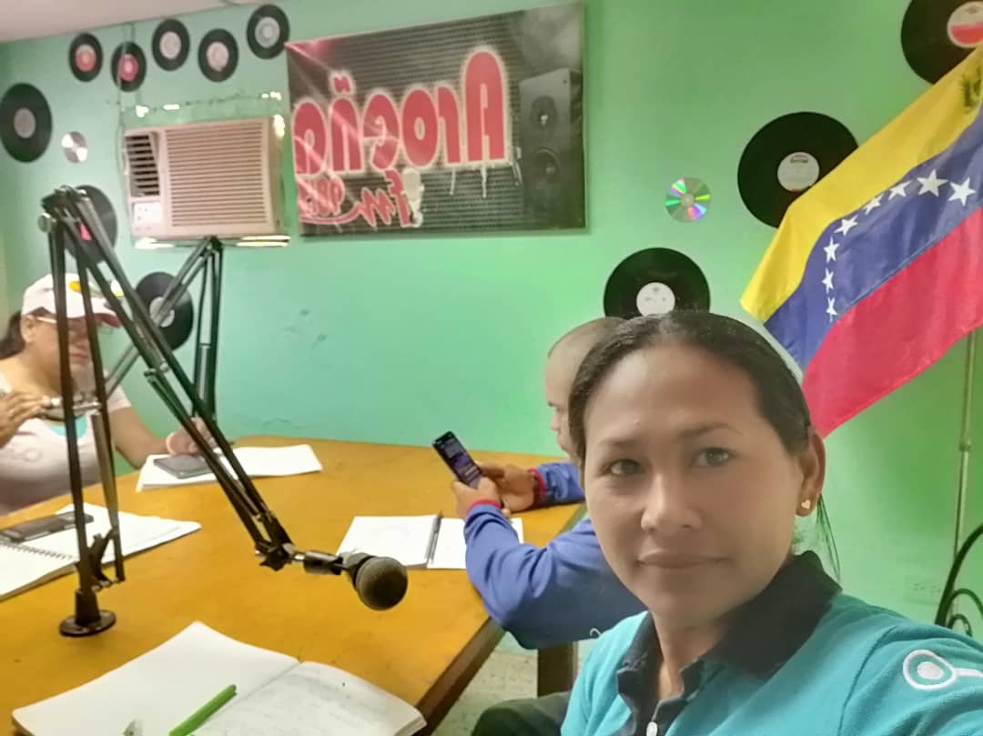 Todos los jueves desde Aroeña 98.3 F.M, nuestra @Abilecza1987 llega a los hogares de la localidad con el programa “Infocentro en Radio, Tu Revista Tecnológica”...

#VenezuelaTerritorioDePaz
¡Vamos!
<a href="/Gabrielasjr/">Gabriela Jiménez</a>
<a href="/LaRosaInfoVE/">LaRosaInfoVE</a>
<a href="/Mincyt_ve/">Ministerio del P. P para Ciencia y Tecnología</a>
<a href="/VzlaInfo1/">Vzla_Info</a>