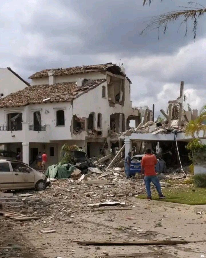 NoticostasVnzla's tweet photo. En estos momentos acaba ocurrir una Fuerte explosión se registró hace minutos en el complejo turístico el morro, específicamente en Pueblo Viejo, en lecherías Municipio Urbaneja aún se desconocen las causas y las autoridades de bomberos en el sitio "Noticias en desarrollo" https://t.co/aQGEDm0GDq